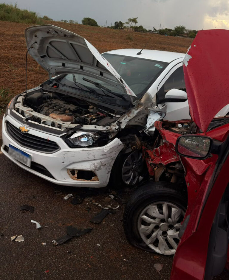 Duas pessoas ficam feridas em colisão frontal entre dois carros em Alta Floresta