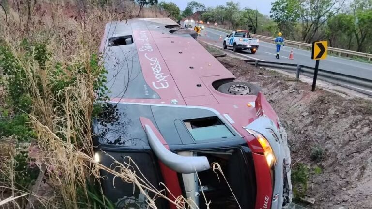Ônibus com 16 passageiros tomba na Serra da Petrovina e deixa dois feridos