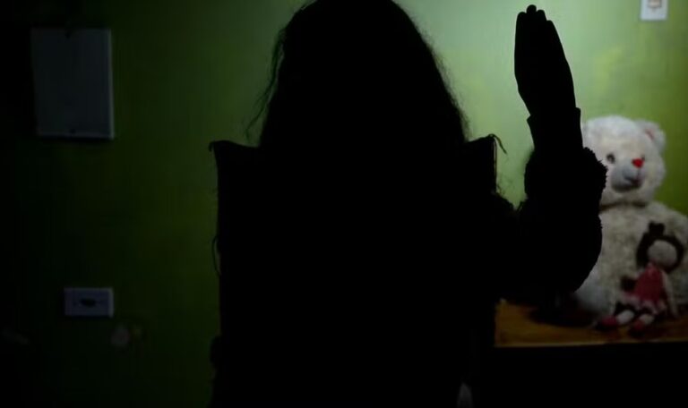 Sinal de socorro feito por menina de 9 anos ajuda a prender suspeito em Curitiba