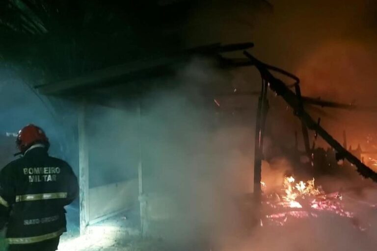 Incêndio destrói residência de madeira durante a noite em Colniza