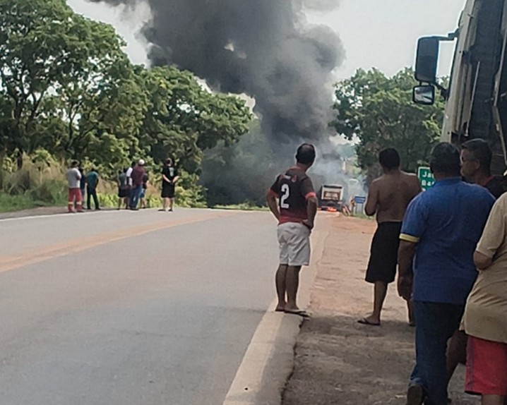 Colisão entre caminhões provoca incêndio e deixa mortos na BR-364