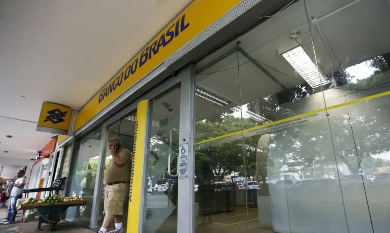 Agências bancárias não terão atendimento na segunda-feira (12)