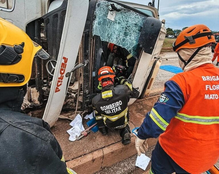 Caminhão carregado com brita tomba e deixa motorista morto na BR-163