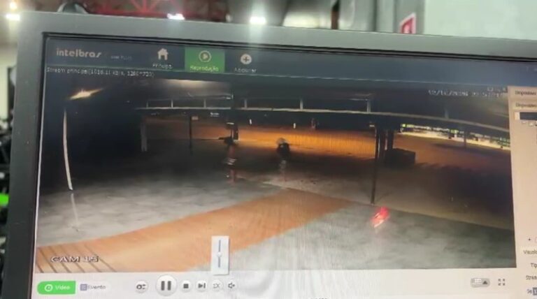 Câmeras registram dois homens levando moto furtada em Alta Floresta
